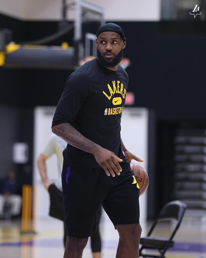 詹姆斯意外战胜SKT，领先优势明显引爆全场！-爱游戏入口